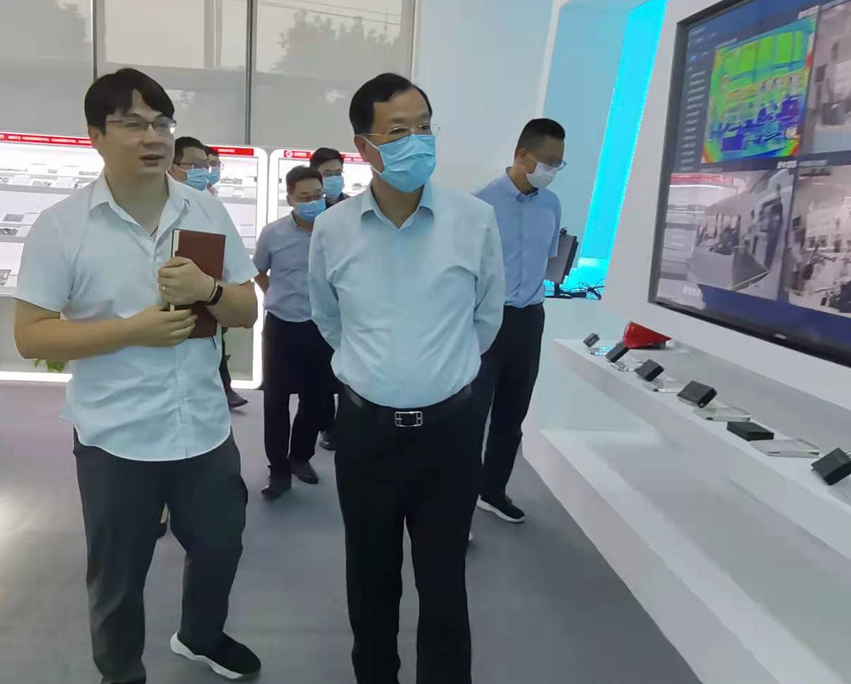 區委書記許小波、區管委會主任倪云澤等領導蒞臨海圖科技參觀指導